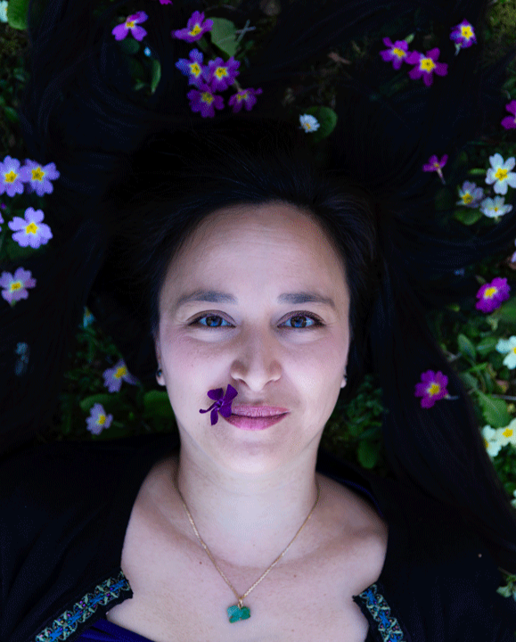 Mélanie My Lê Ettlin fait fleurir votre projet sur le web grâce à MMLE Marketing Digital Photo portrait de Mélanie My Lê Ettlin fleur dans la bouche
