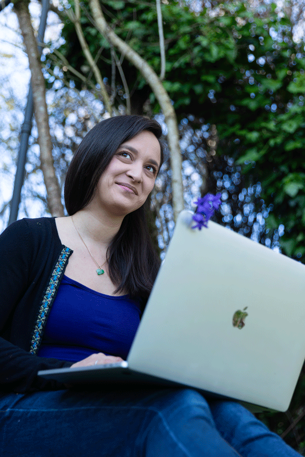 Ordinateur et Mélanie My Lê Ettlin MMLE Marketing Digital Mélanie My Lê Ettlin spécialiste en stratégie digitale ordinateur